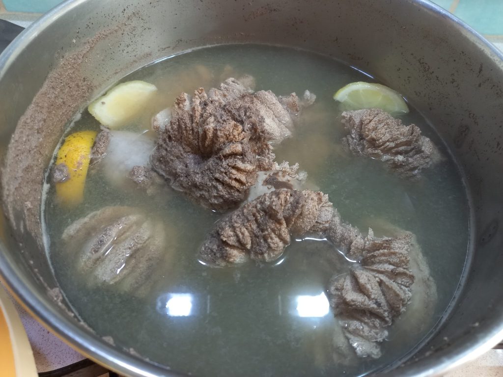 Huevas frescas de atún en salsa