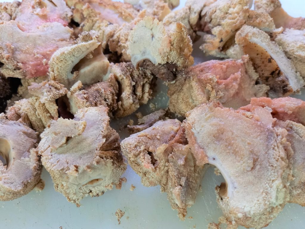 Huevas frescas de atún en salsa