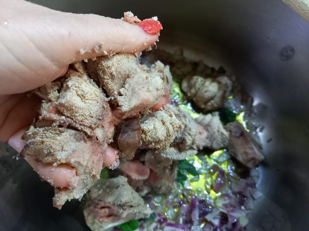 Huevas frescas de atún en salsa