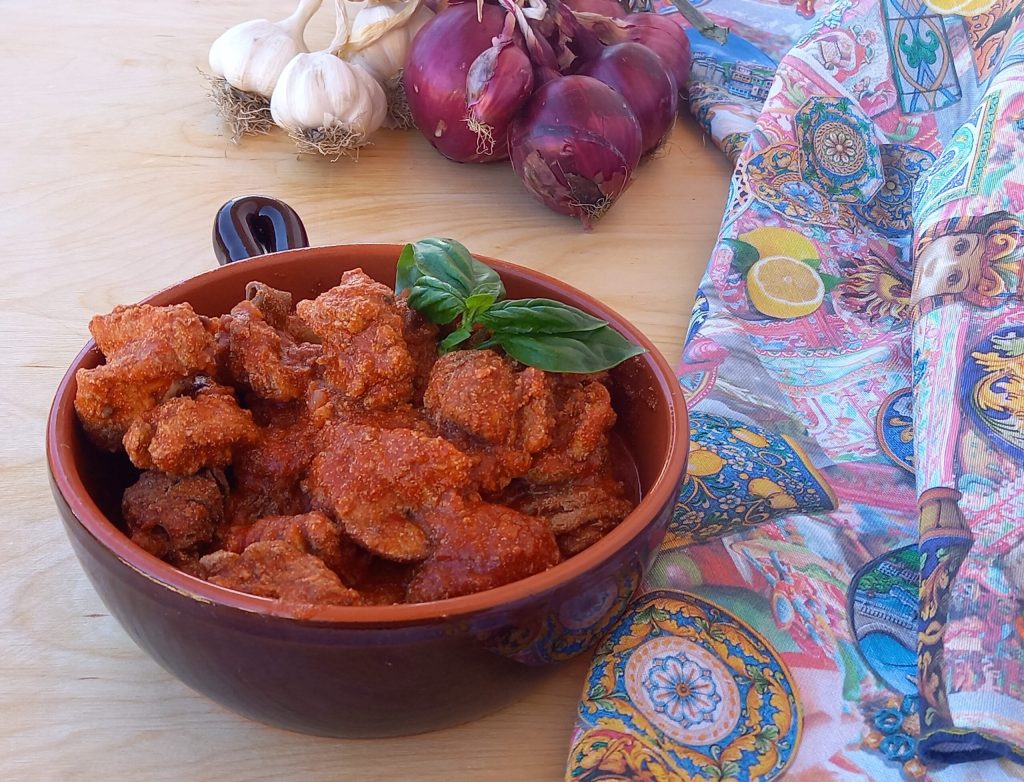 Huevas frescas de atún en salsa