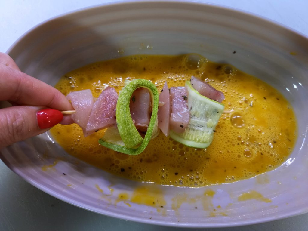 Brochetas de pescado y calabacines empanados