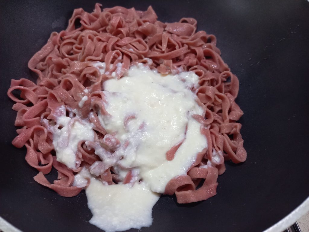 Tagliatelle rosas y crema de ricotta