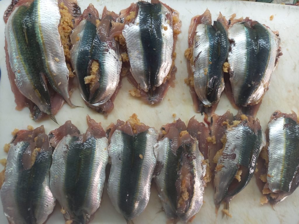 Sardinas a beccafico con salsa de guisantes