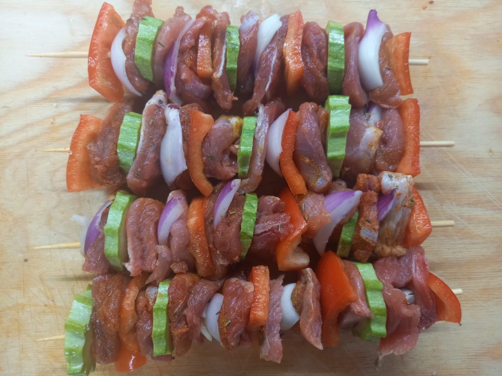 Brochetas de pavo y verduras