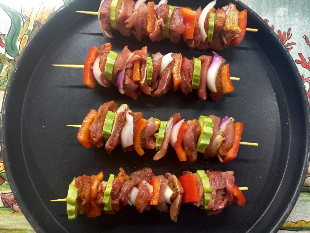 Brochetas de pavo y verduras