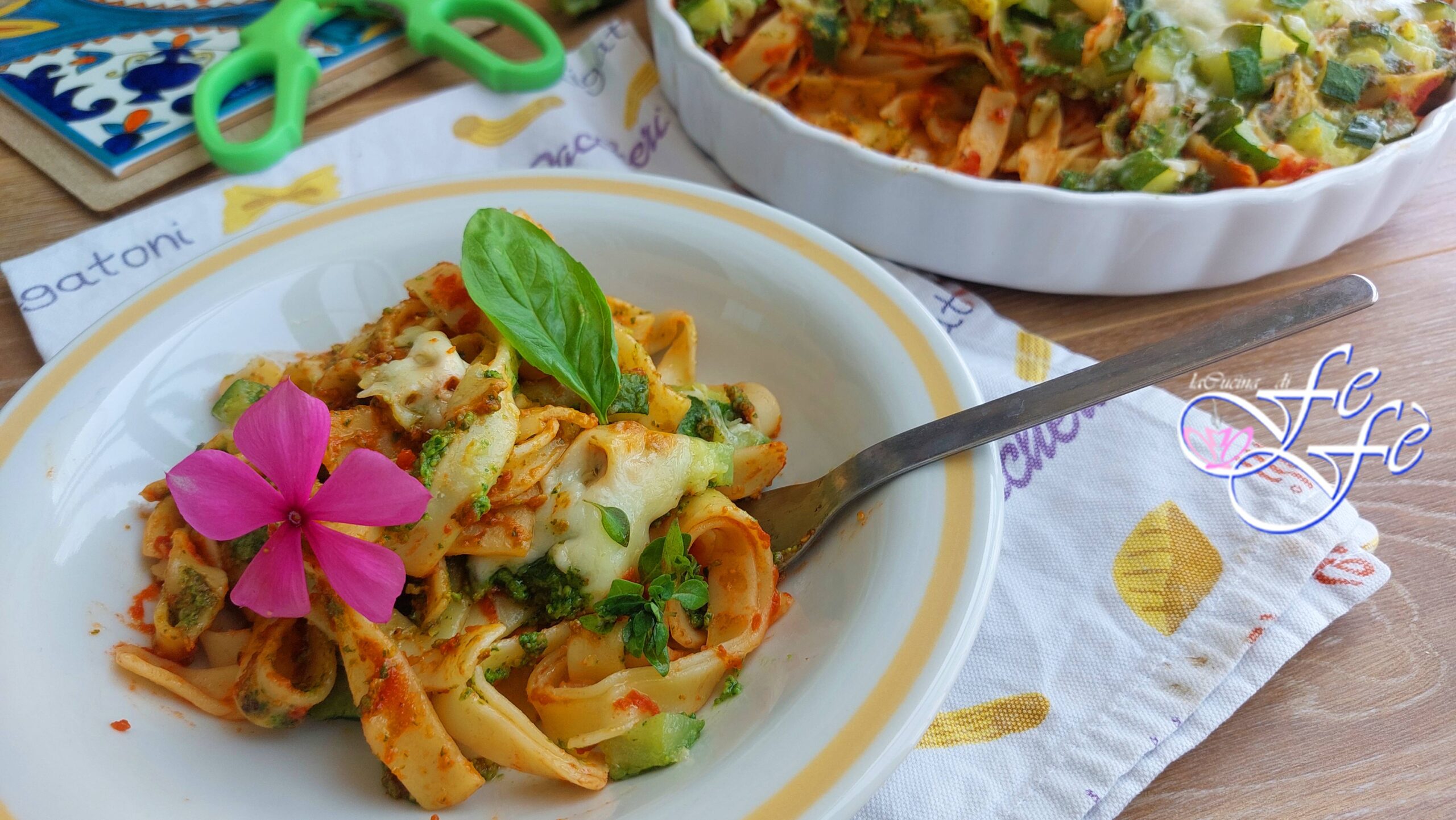NIDOS DE TALLARINES FUNDENTES CON SALSA, CALABACINES Y PESTO DE RÚCULA