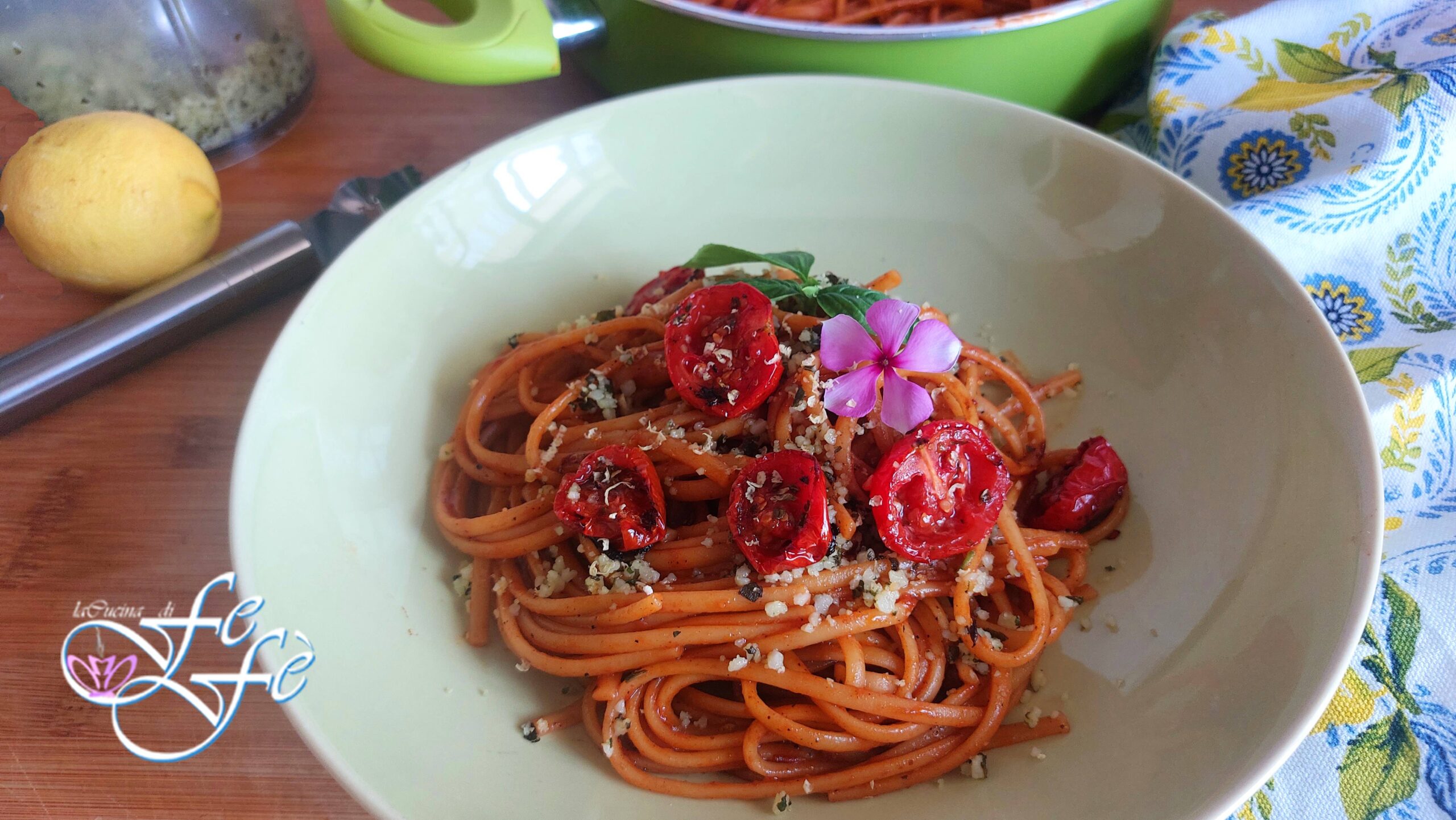 LINGUINE EN SALSA DE TOMATITOS CONFIT Y CRUMBLE DE ALBAHACA