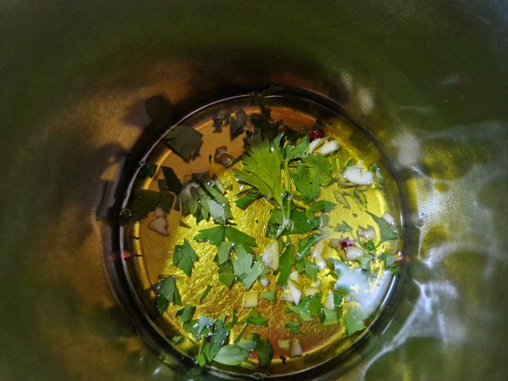 ajo, aceite, guindilla y perejil