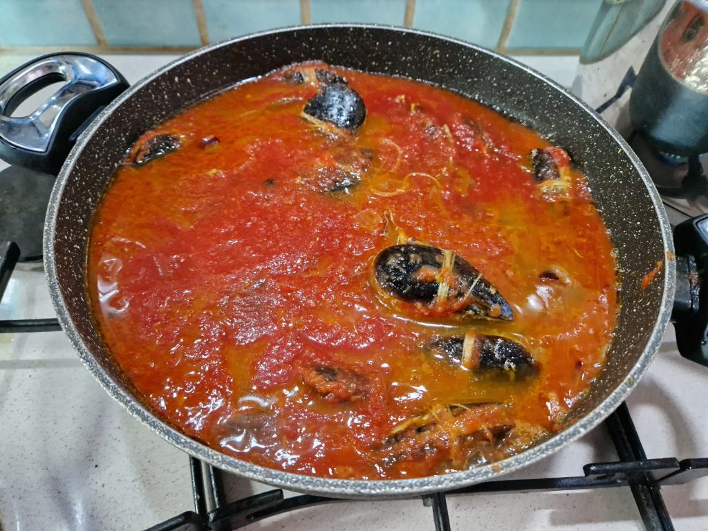 Mejillones rellenos con salsa a la Messinese