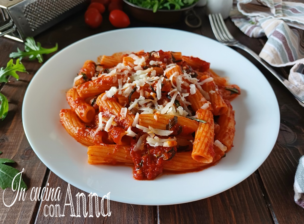 Pasta con tomates cherry, rúcula y provolone