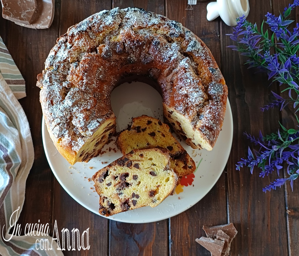 Bizcocho con trozos de chocolate. Tarta con chocolate del huevo