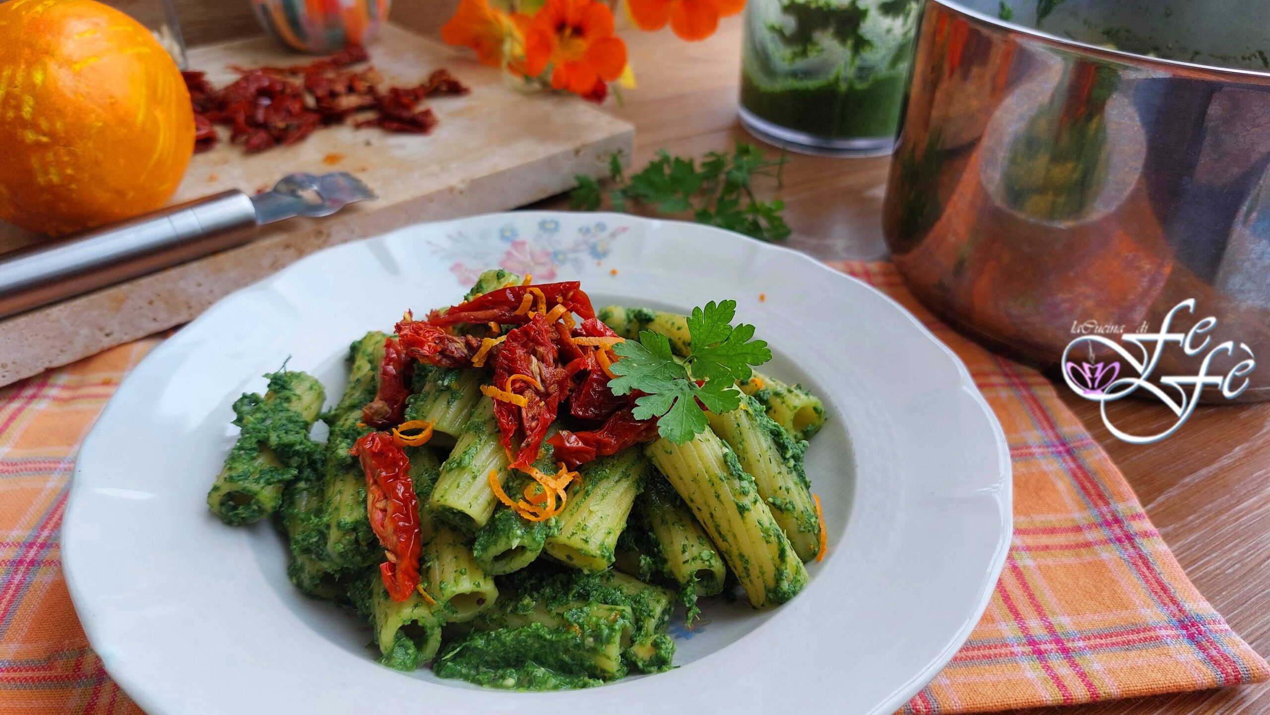 TORTIGLIONI AL PESTO DE HINOJO SILVESTRE Y TOMATES SECOS
