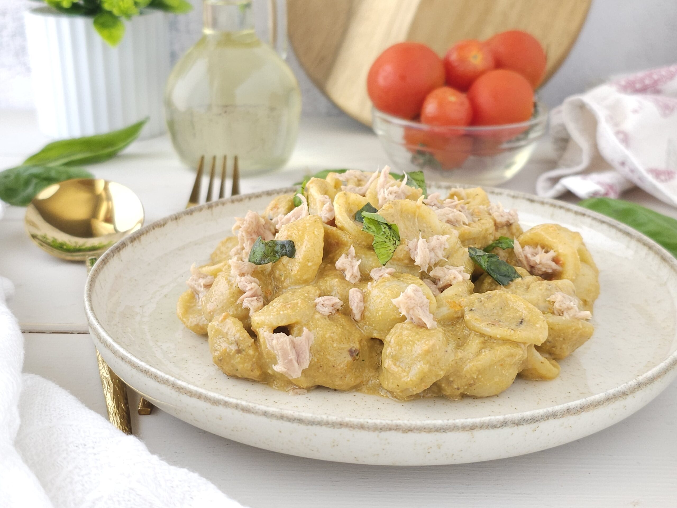 Orecchiette con pesto de tomates, aceitunas taggiasche y atún