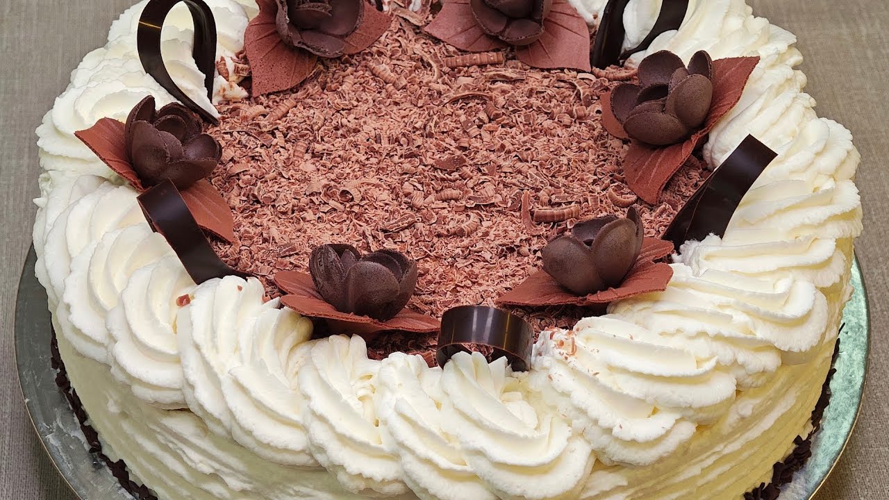 Tarta de Cumpleaños de 1 kg con Crema Chantilly y Trozos de Chocolate