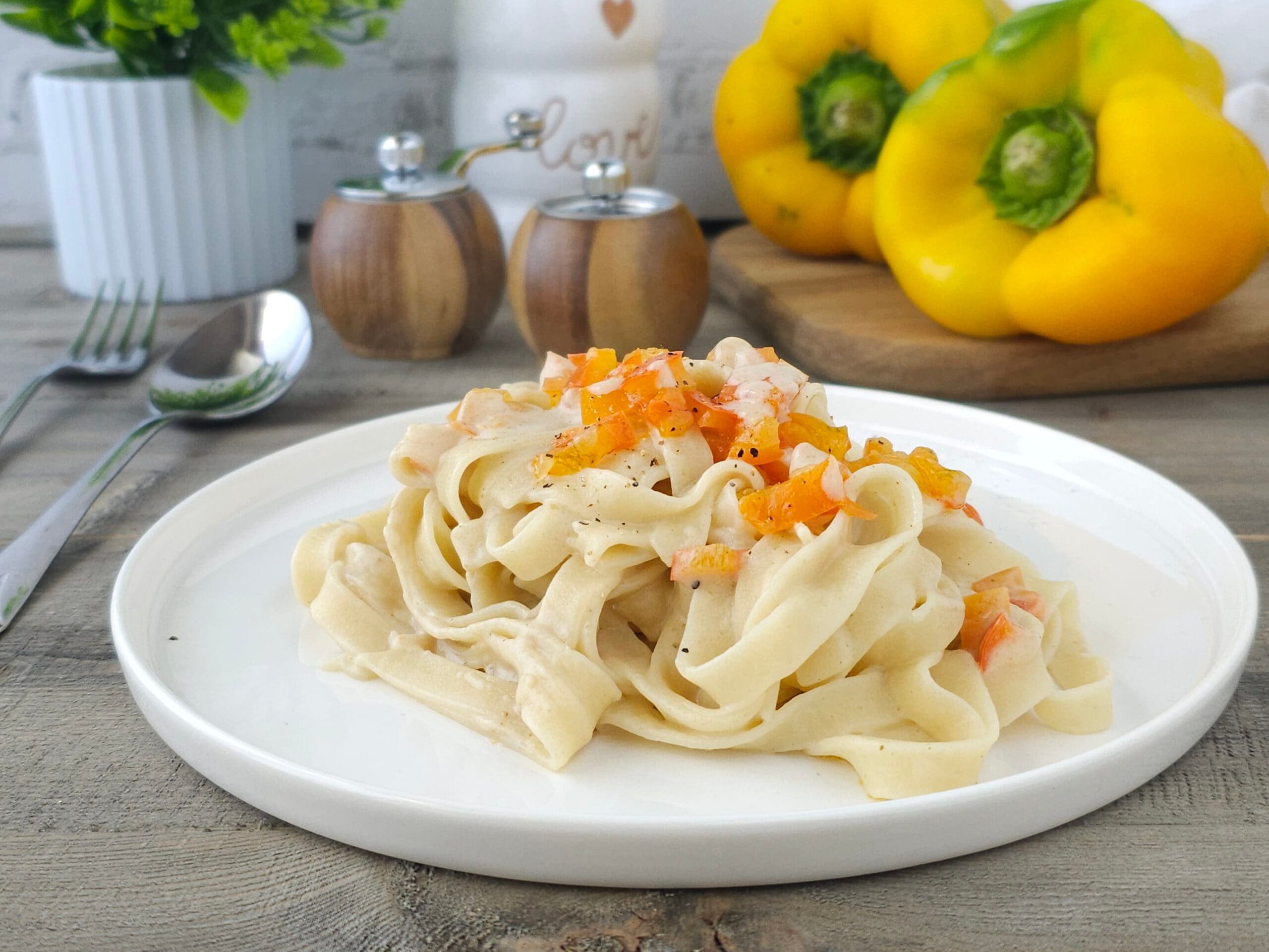 Tagliatelle con crema de atún y pimientos