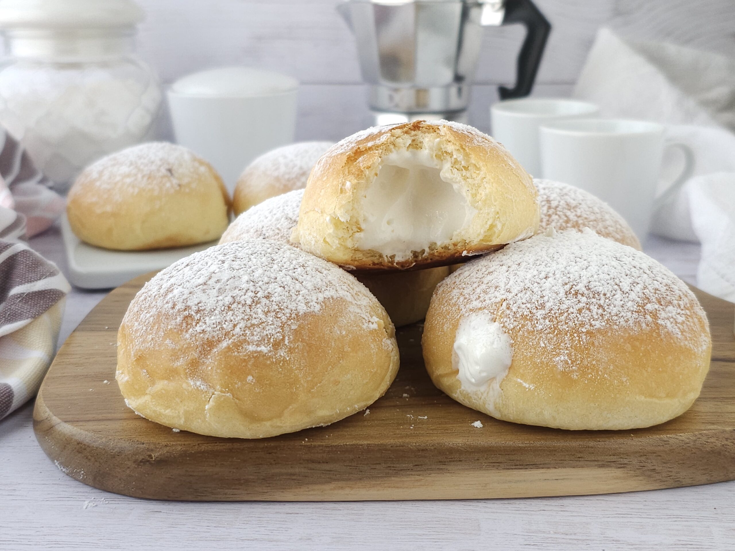 Bollos rellenos con crema de leche
