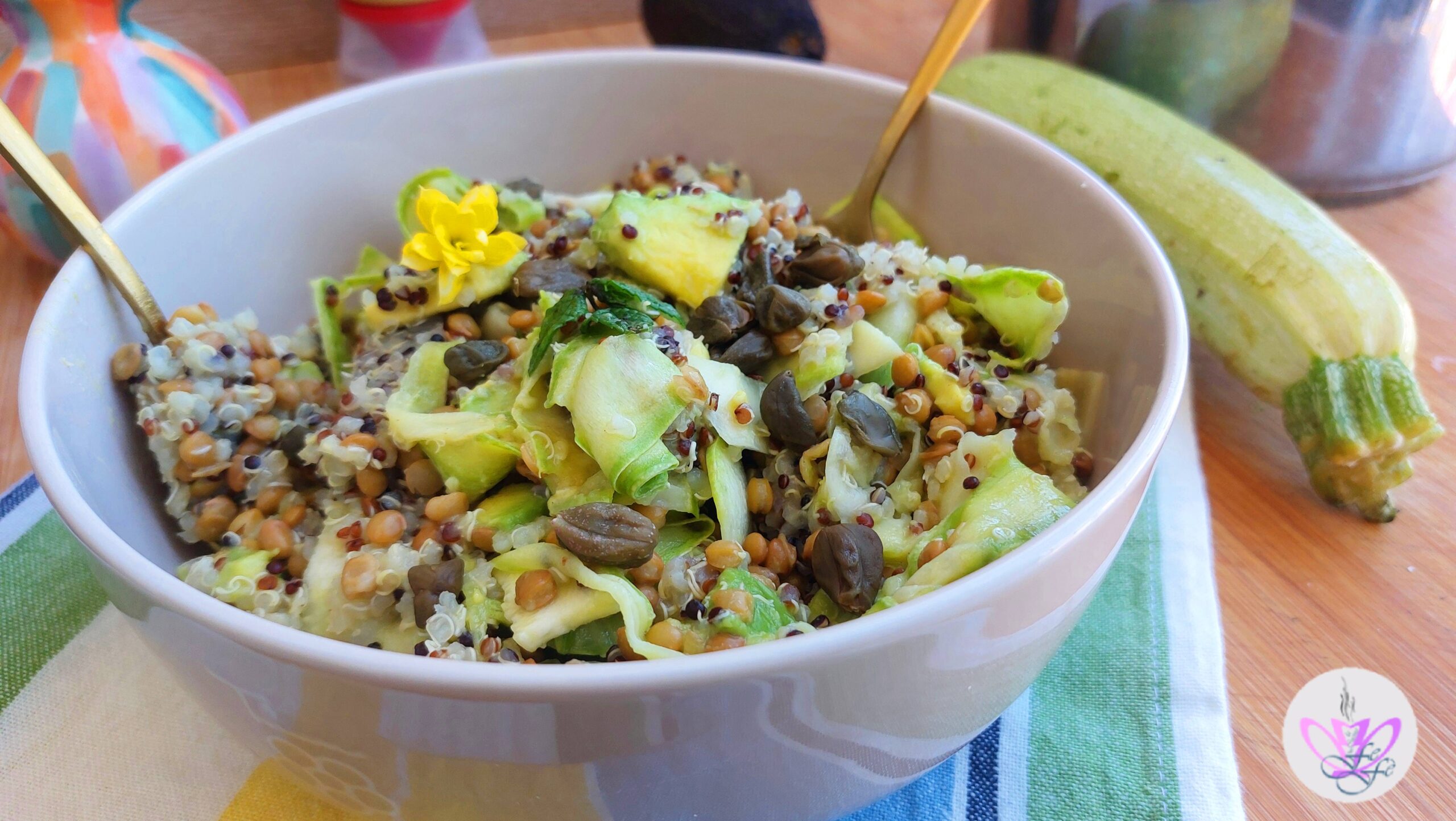 QUINOA BLANCA CON LENTEJAS, AGUACATE Y CALABACINES MARINADOS