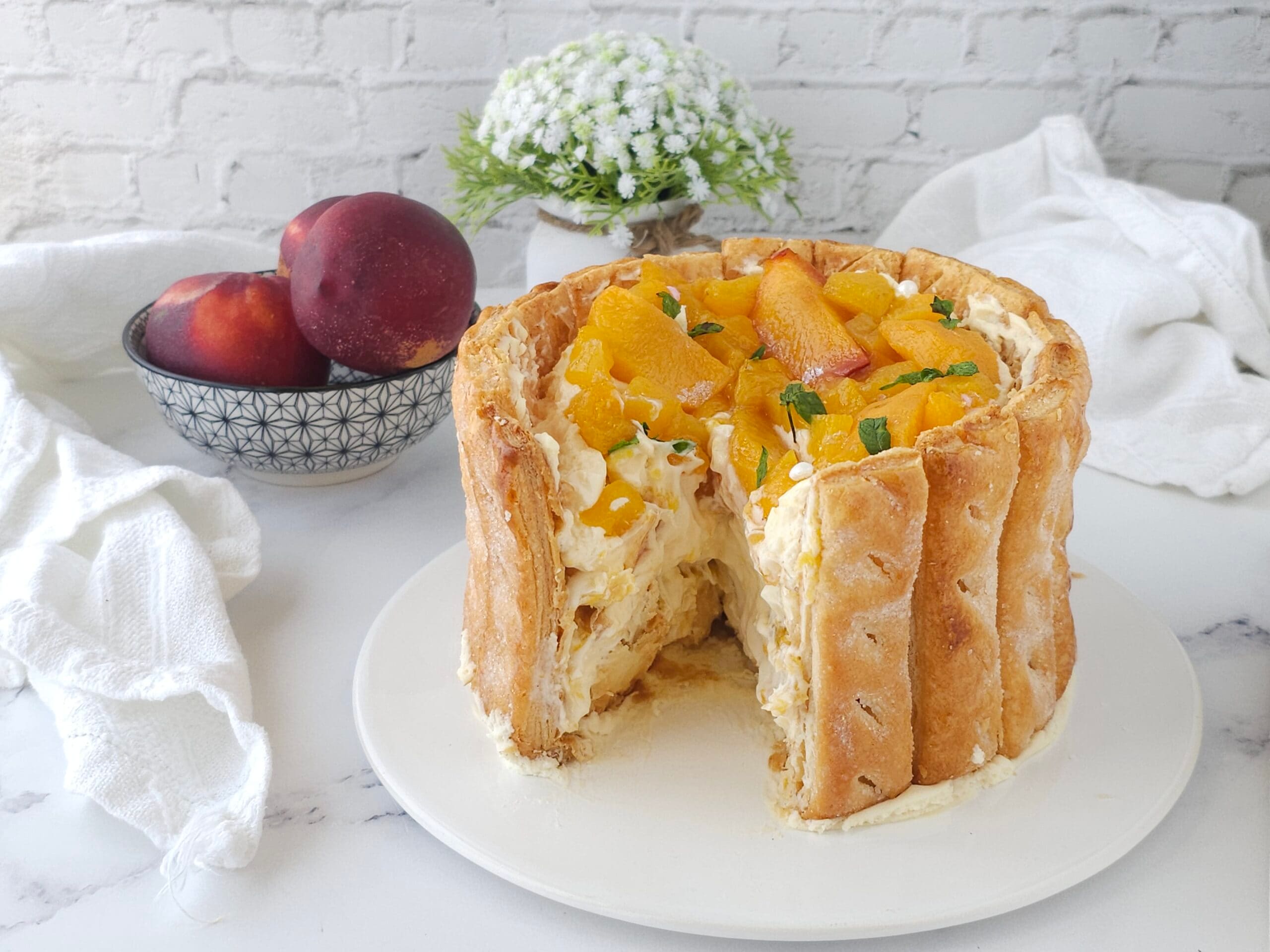 Tarta charlotte hojaldrada con crema pastelera de mascarpone y melocotones