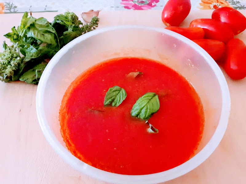 Salsa de tomate crudo con albahaca ajo y aceite de oliva de Puglia