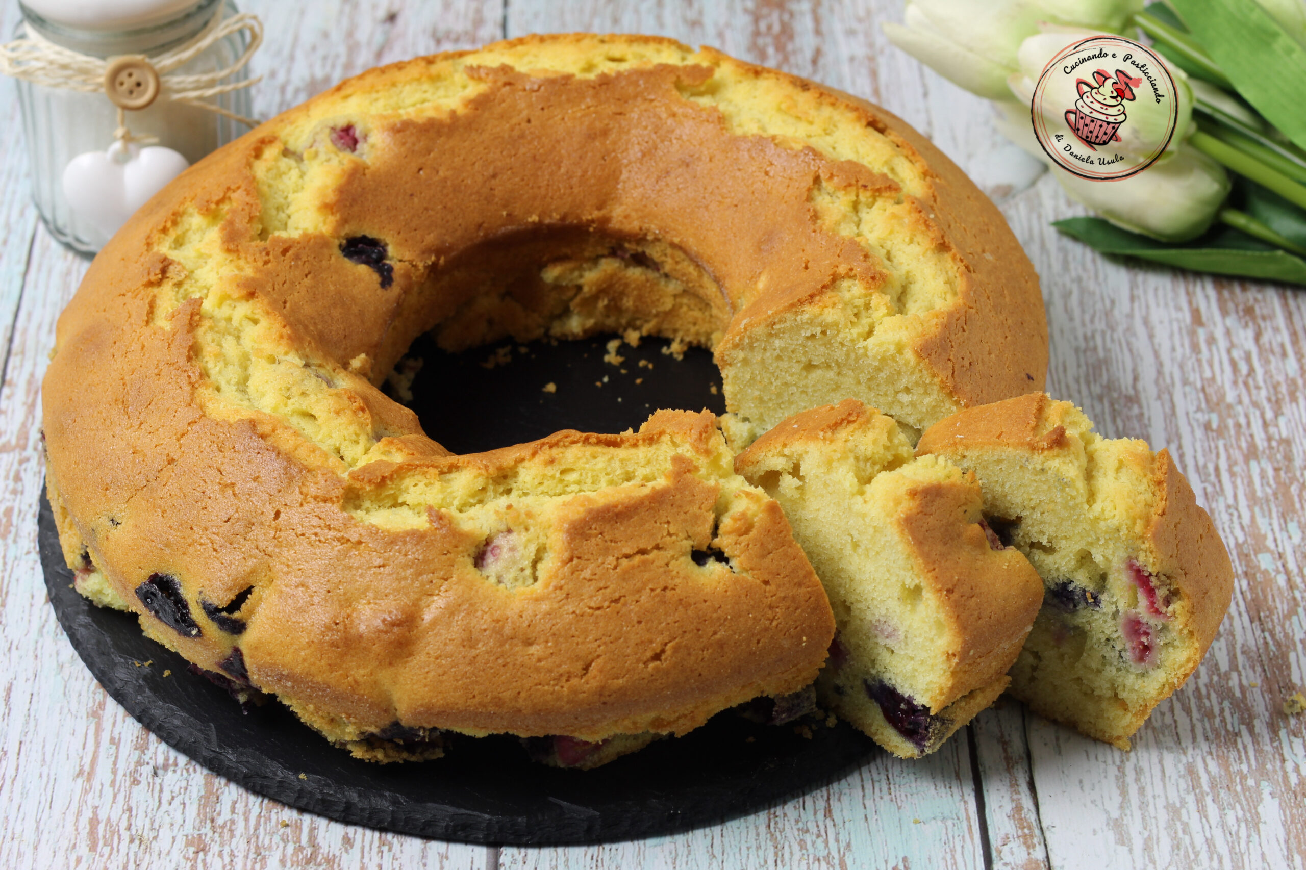 Bizcocho esponjoso con frutos del bosque-fácil, rápido y delicioso. Perfecto para el desayuno