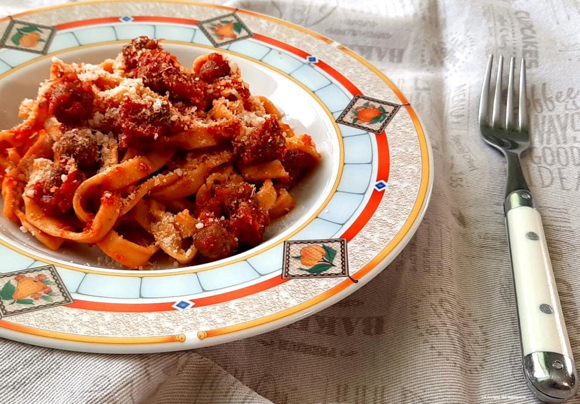 Tagliatelle con albóndigas a la teramana