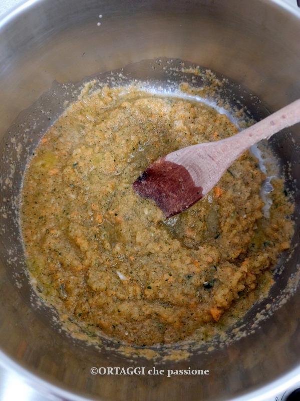cocer el sofrito con aceite y agua