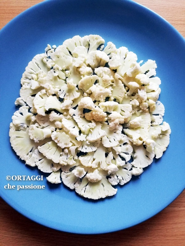 coliflor blanca sobre plato