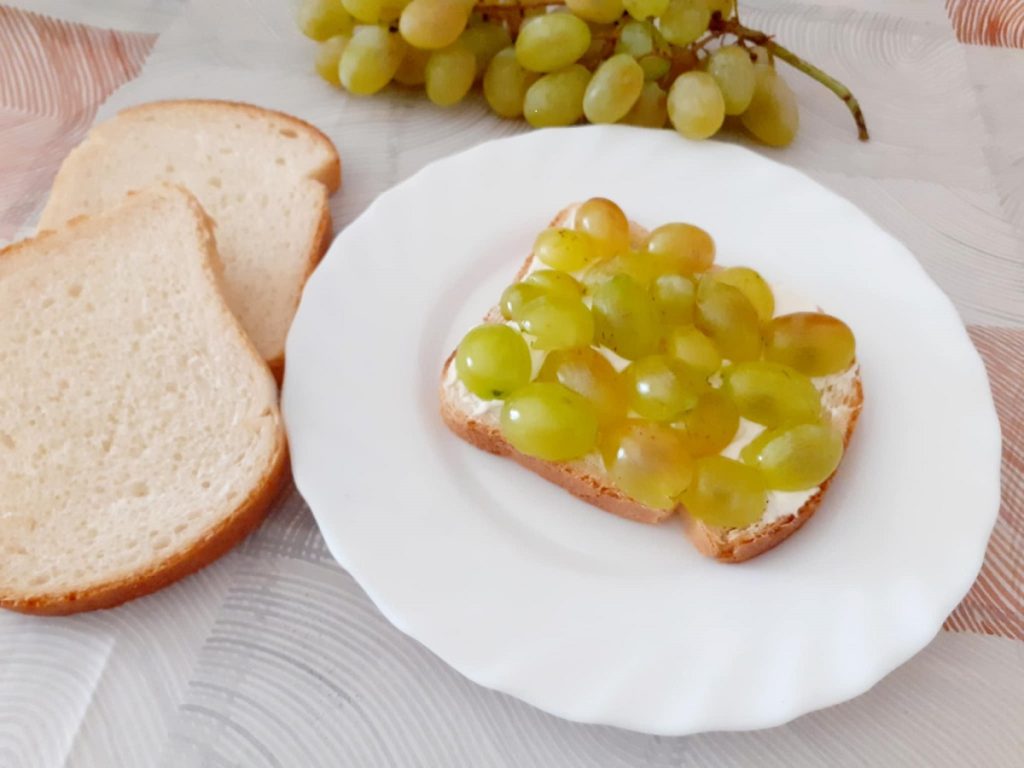 Pan y uva blanca con queso untado