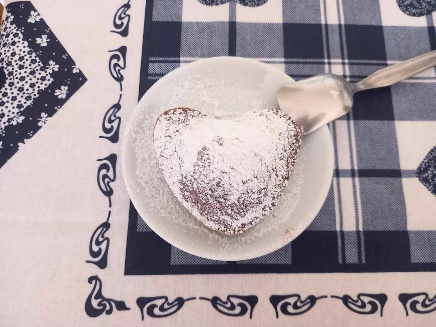 Pastel de chocolate con corazón fundido delicioso en freidora de aire
