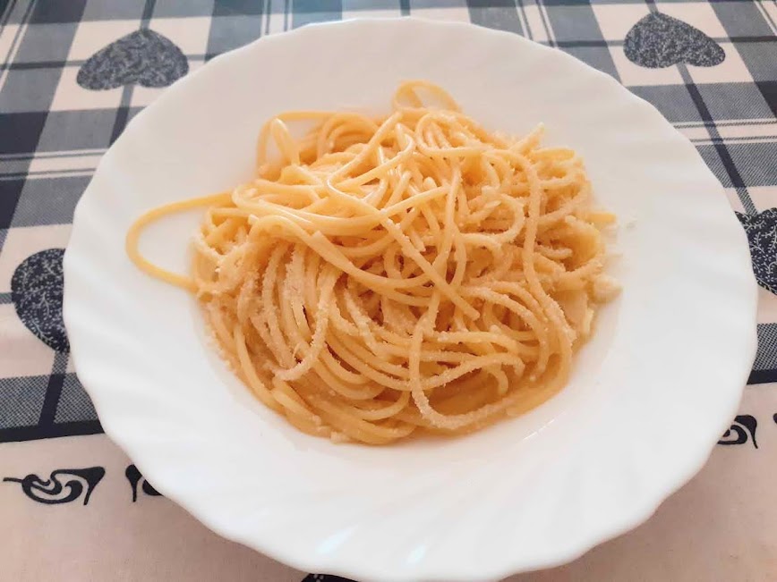 Pasta con mantequilla y queso parmesano en blanco rápida