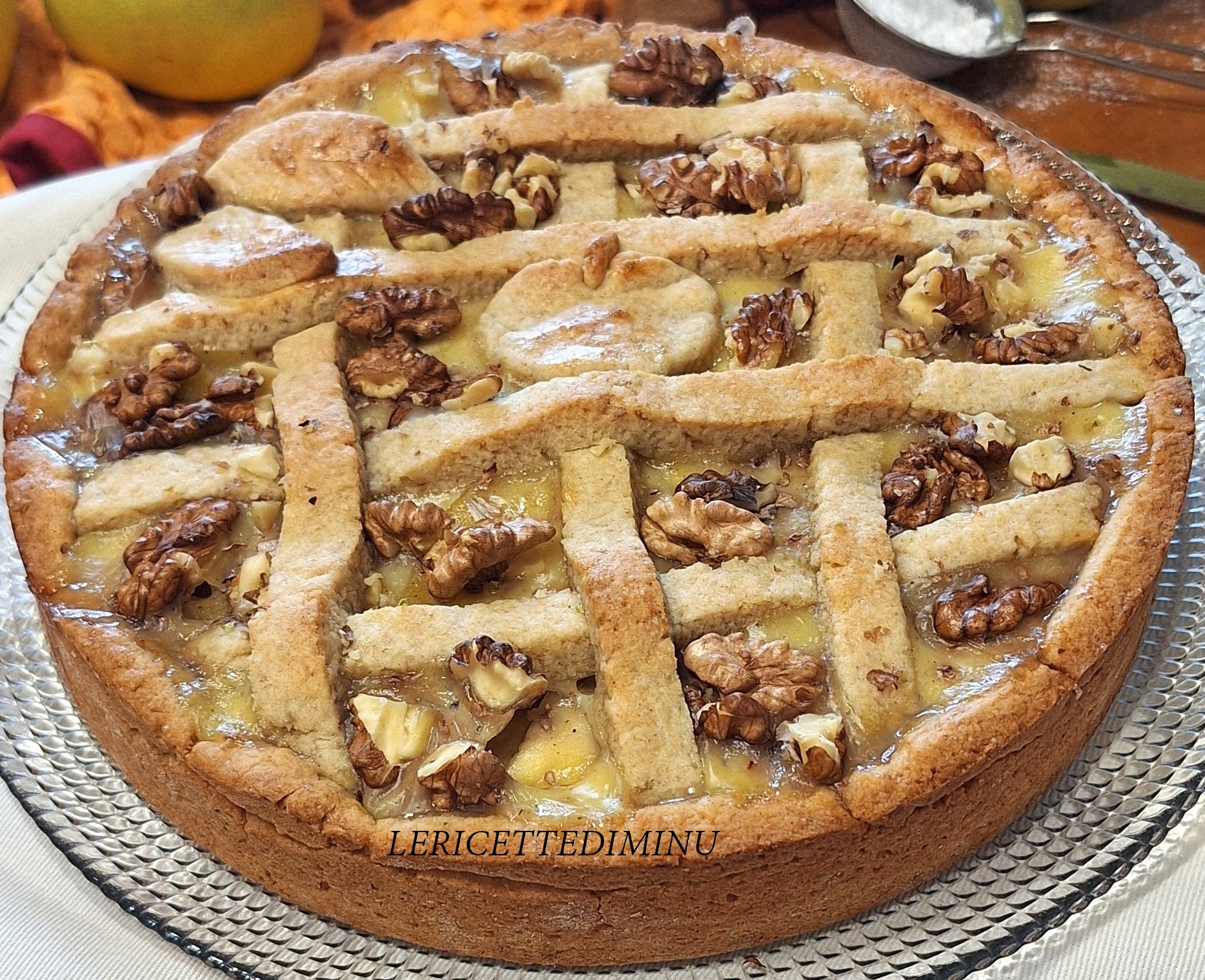 Tarta de manzana con crema y nueces