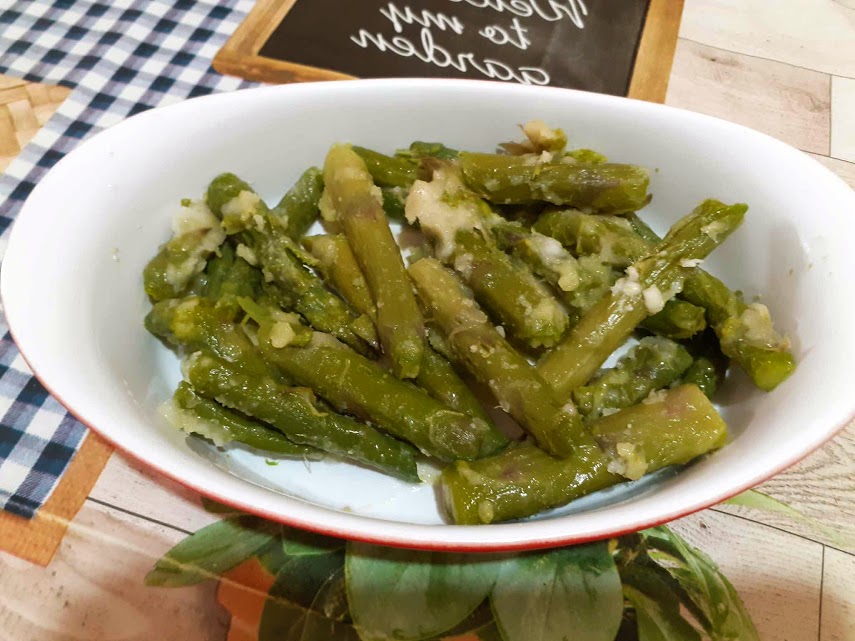 Espárragos hervidos salteados en sartén con aceite y mantequilla