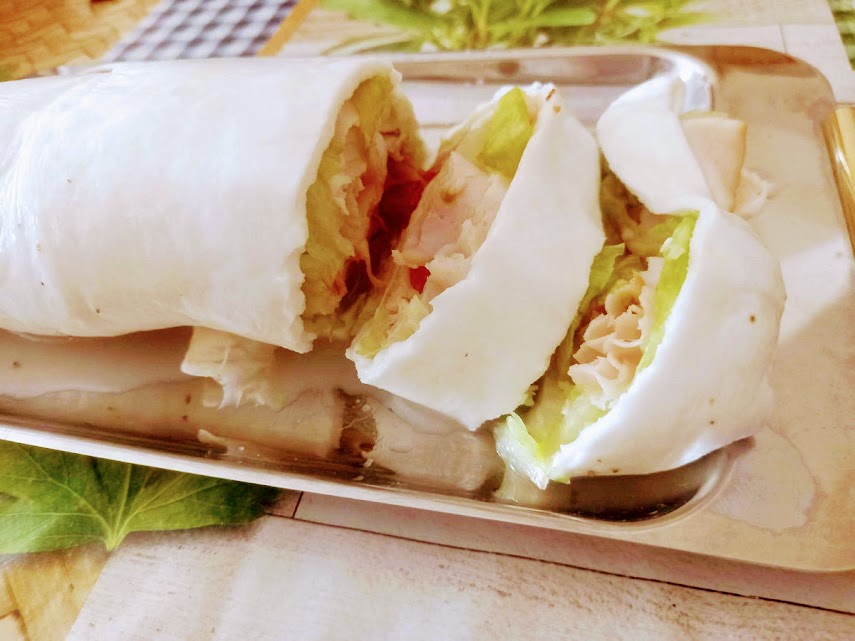 Rollo de mozzarella fresca relleno con jamón cocido