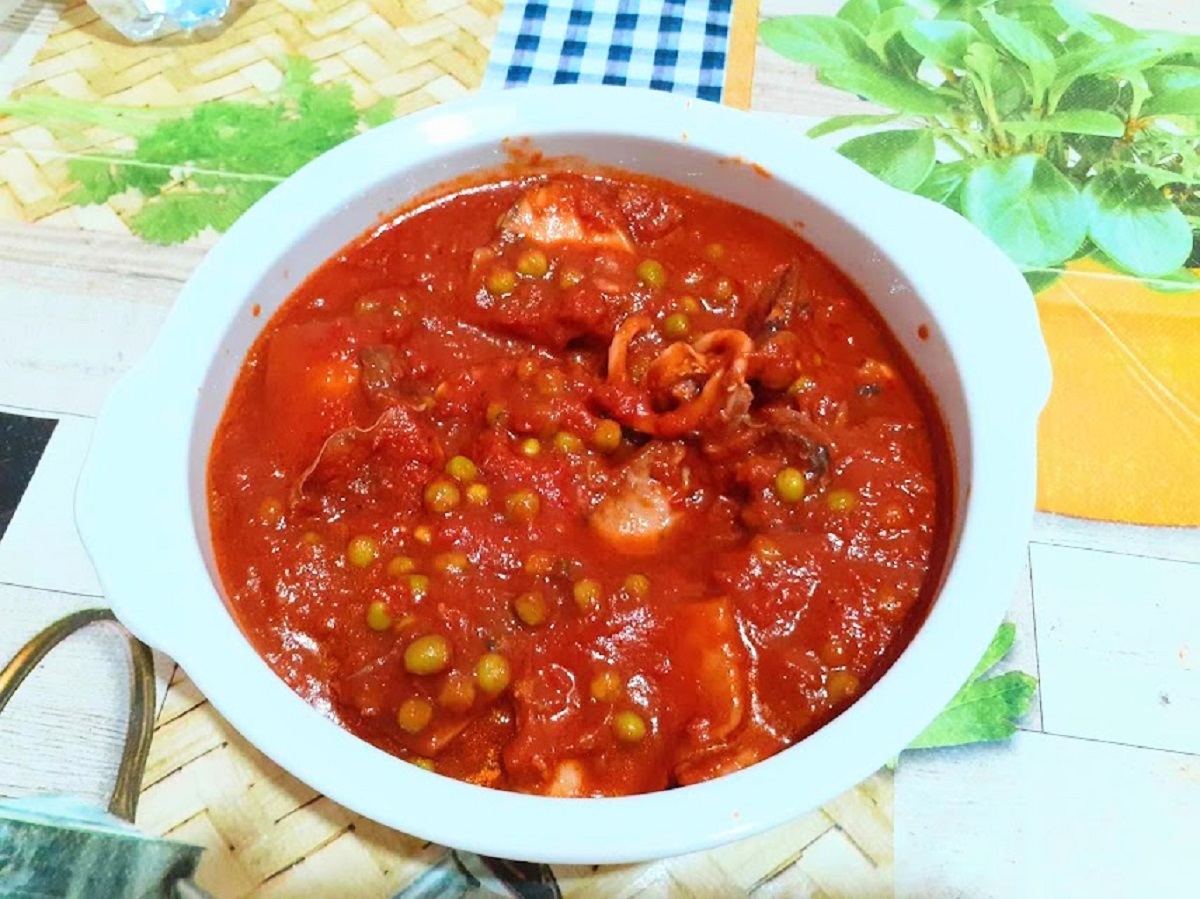 Sepia en estofado con guisantes y tomate en olla a presión