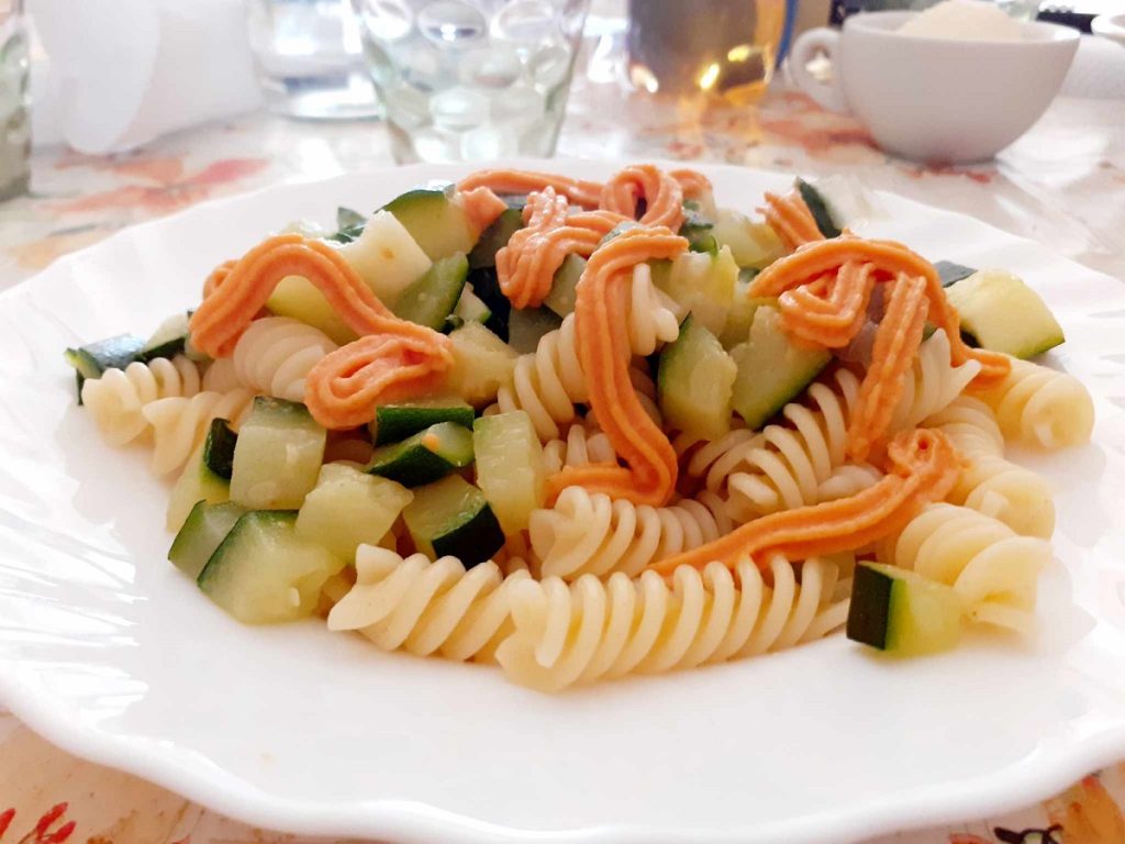 Pasta calabacines y salmón receta rápida con paté