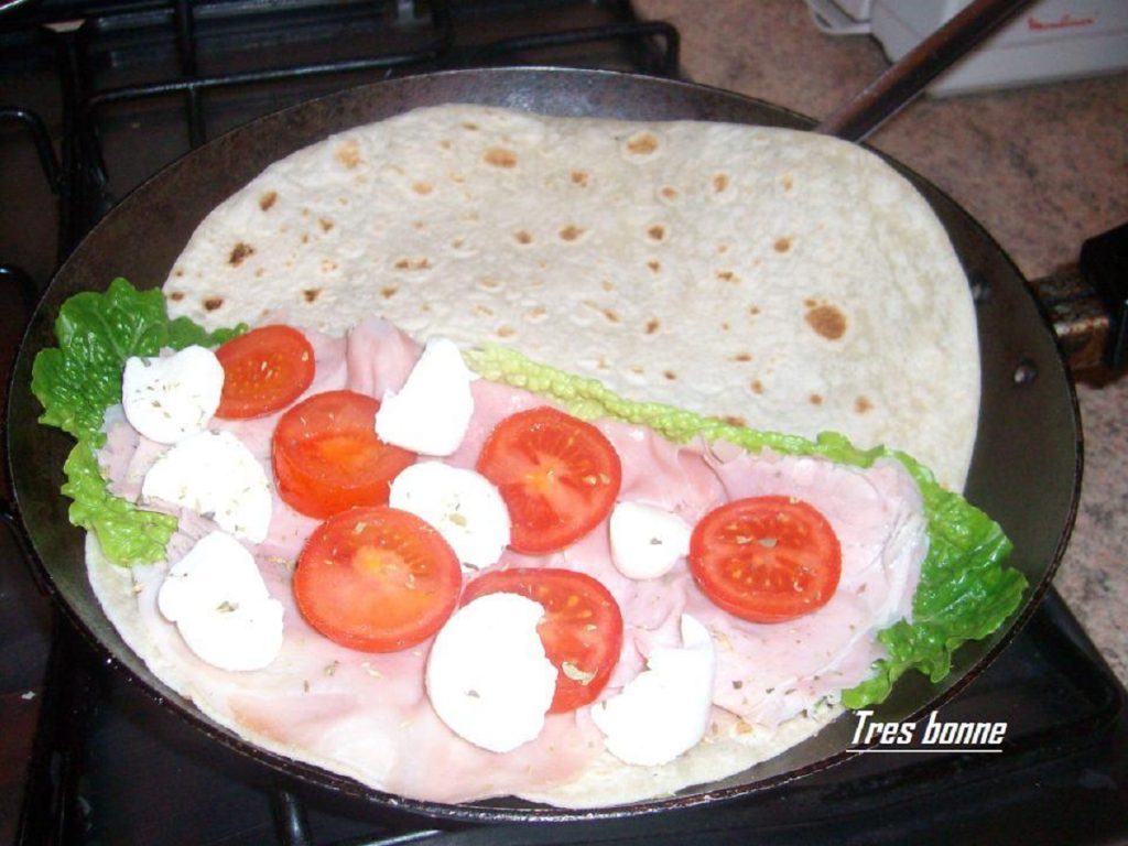 La piadina del estudiante con mozzarella de búfala y ensalada