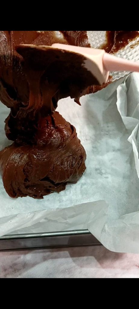 Vertimos la masa en un molde cuadrado