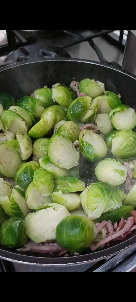 Cocinamos en sartén cebolla, speck y coles