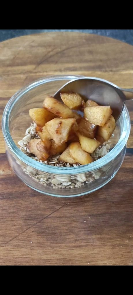 Hacer una capa de crumble y una de manzanas