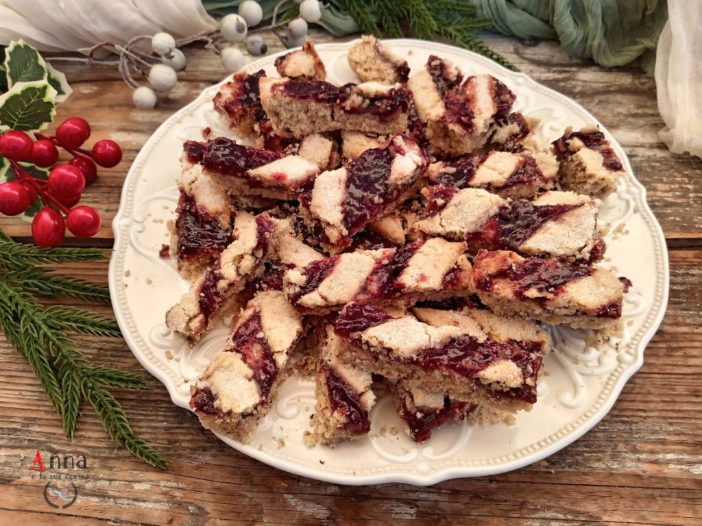 Galletas de tarta con masa quebrada de almendras avellanas y mermelada
