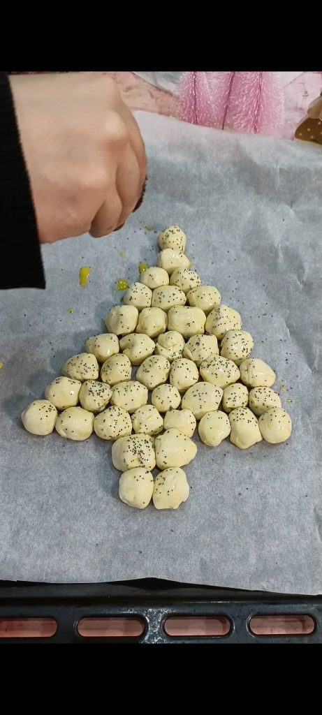 Pincelamos con huevo y espolvoreamos con semillas de amapola