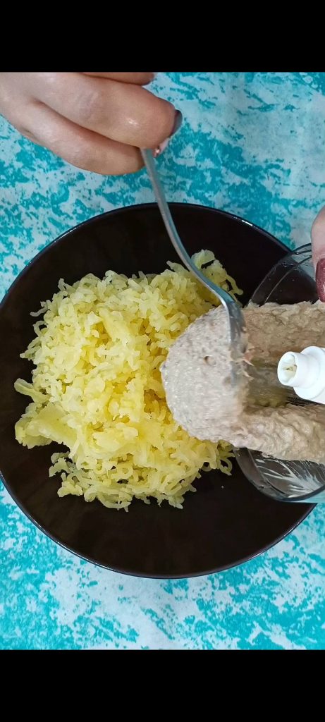 Mezclamos el atún con las patatas trituradas