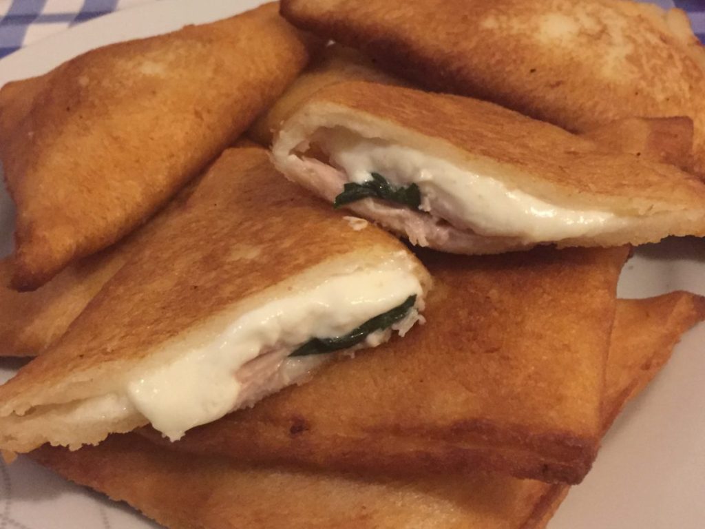 triángulos de pan de molde con stracchino, jamón cocido y albahaca