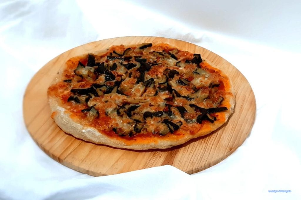 Pizza roja con calabacines