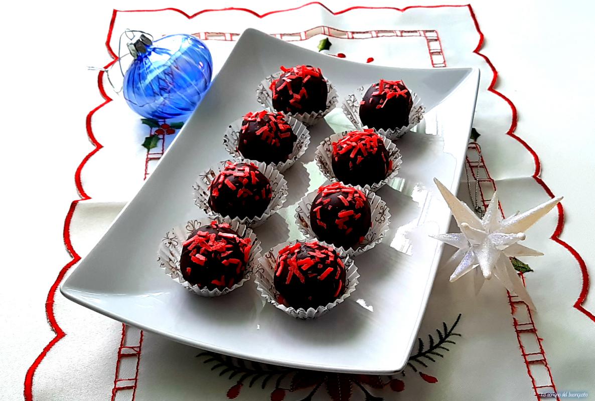 Trufas navideñas cubiertas de chocolate negro