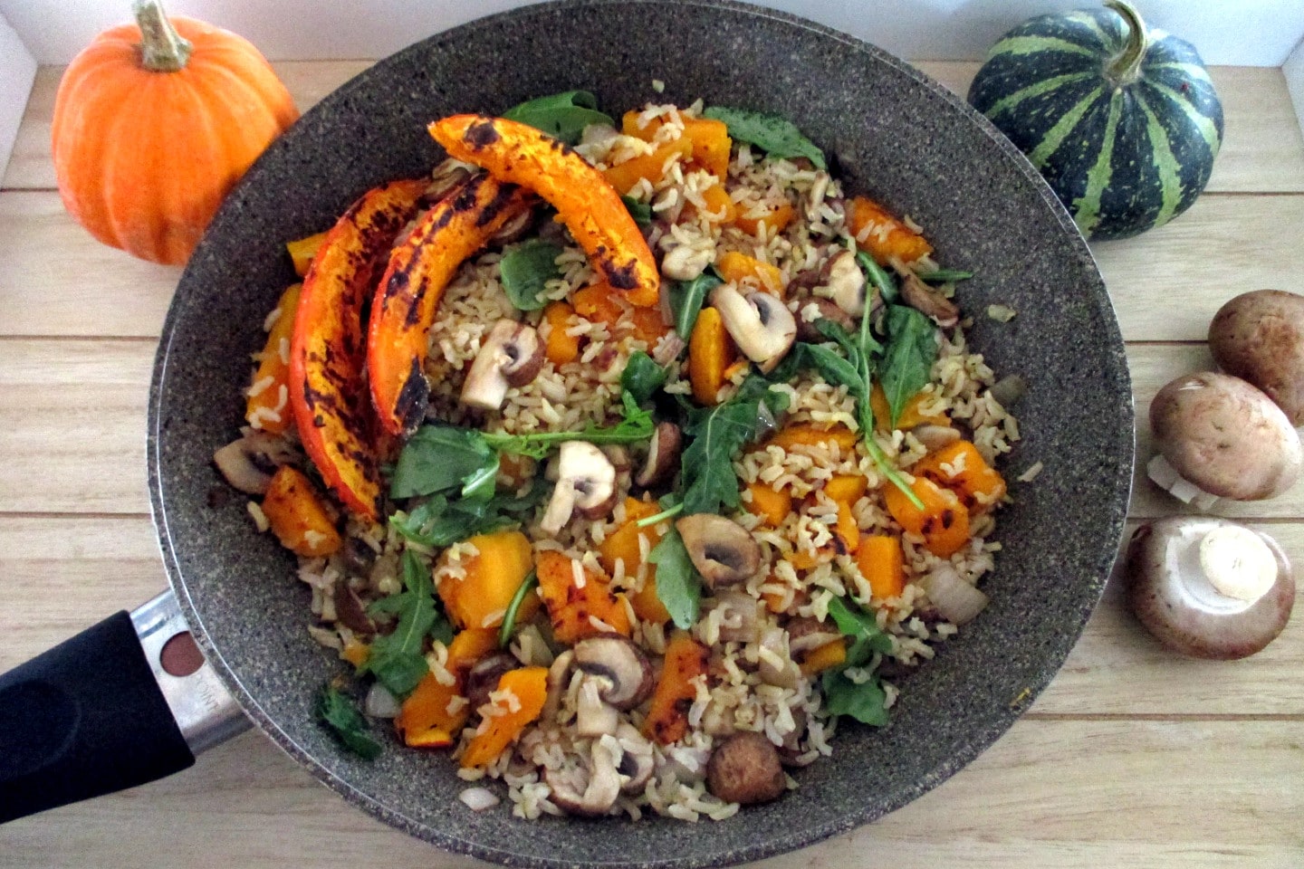 Arroz con calabaza y setas con rúcula