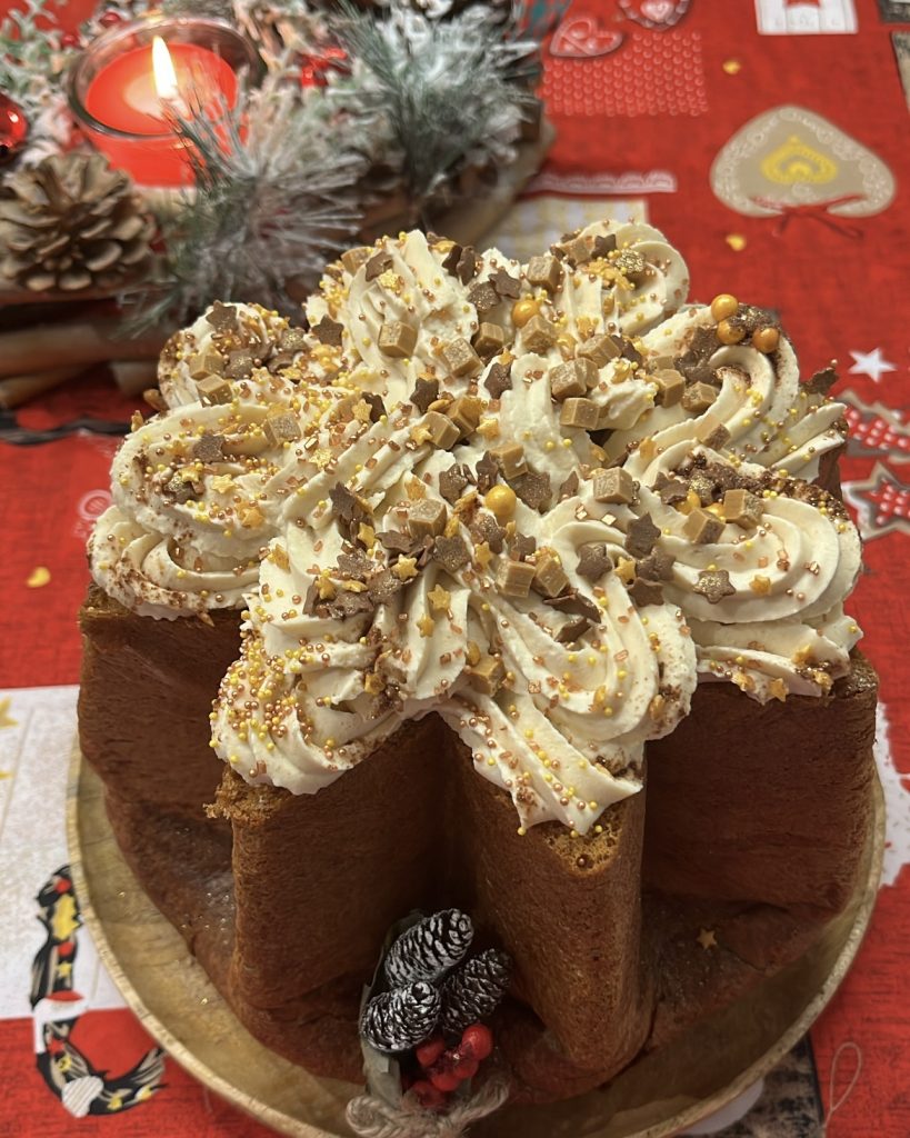 Pandoro relleno con crema de caramelo salado