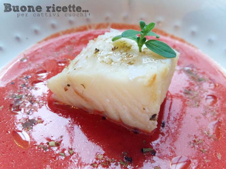 bacalao a la pizzaiola sobre base de salsa de tomate con orégano
