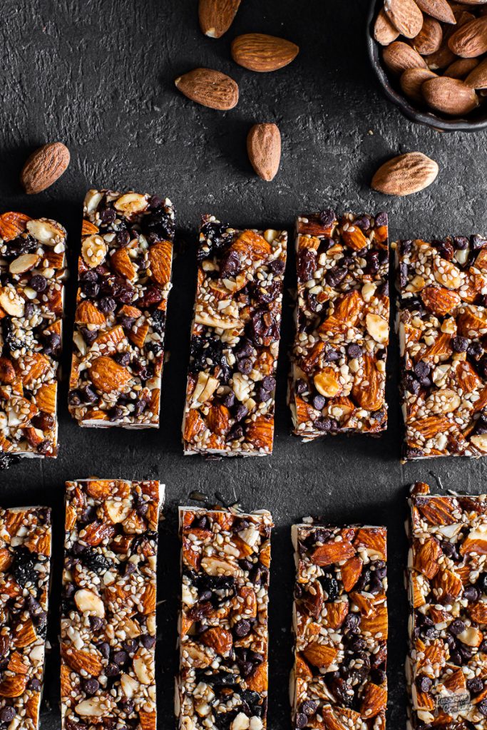 Barras de granola con almendras y chocolate