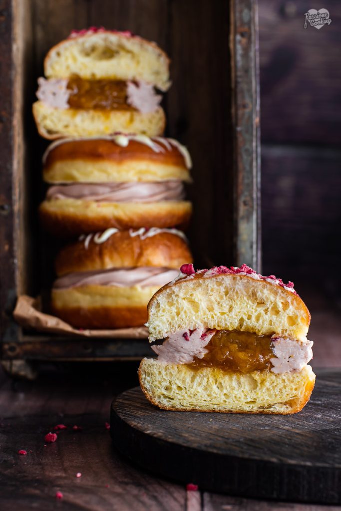 Berlinesas con crema de mantequilla y mermelada